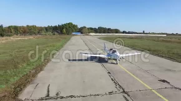 小飞机沿着跑道移动视频的预览图
