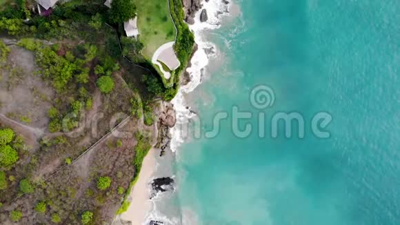 豪华酒店和私人别墅的空中景观悬崖边有游泳池视频的预览图
