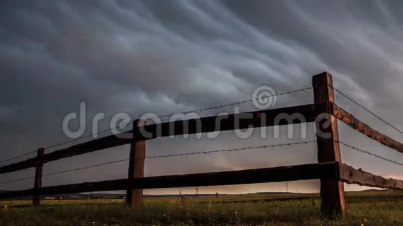 暴风雨云天下田野里的篱笆视频的预览图