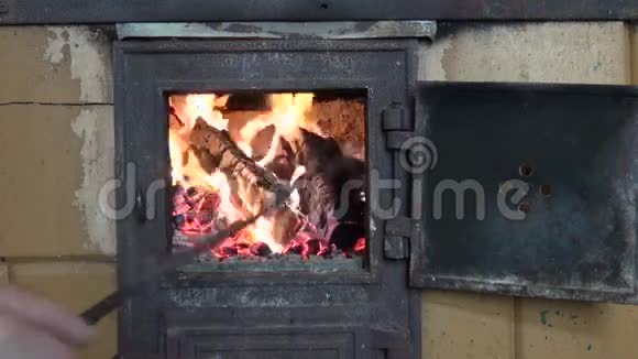 人在旧壁炉里生火视频的预览图