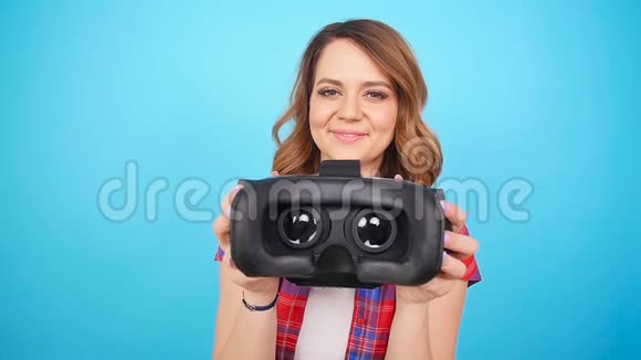 年轻女子给虚拟现实护目镜视频的预览图