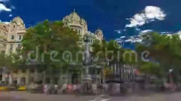 西班牙巴塞罗那著名的朗布拉斯街时间推移超移有不明身份的步行游客视频的预览图