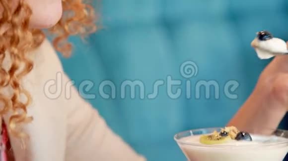 在餐馆吃酸奶的漂亮女人视频的预览图
