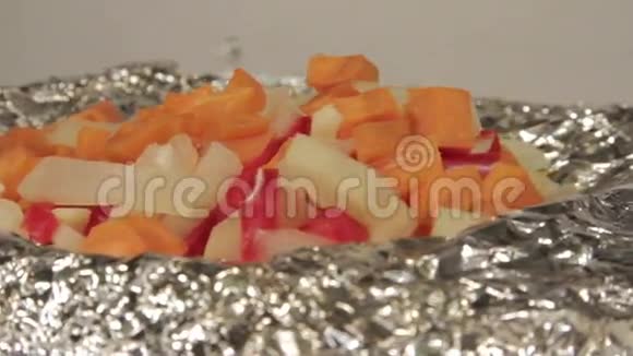 新鲜的素食用箔纸烤土豆和蔬菜视频的预览图