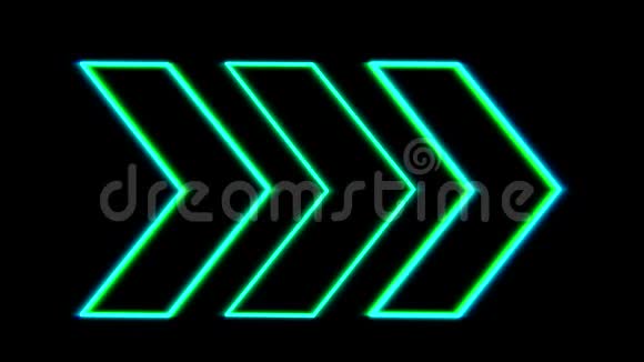 霓虹灯绿色方向箭头形状闪烁在黑色背景上4k环视频的预览图
