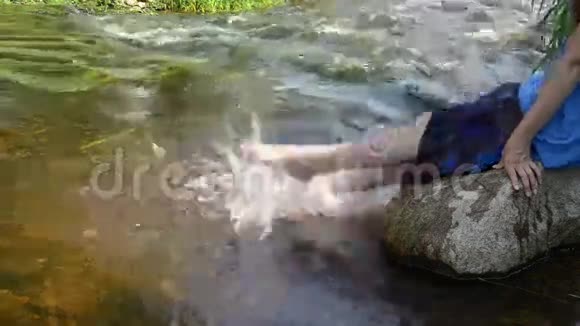 少女喷腿水视频的预览图