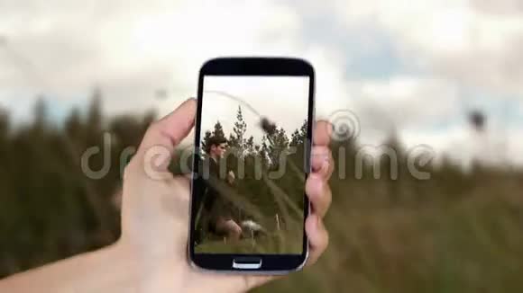 智能手机上显示跑步和冒险片段视频的预览图