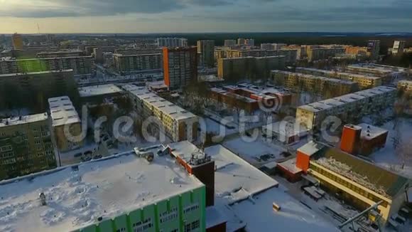 飞越冬天的城市视频的预览图