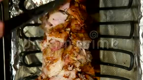 鸡肉在做围巾或烤串前被切掉视频的预览图