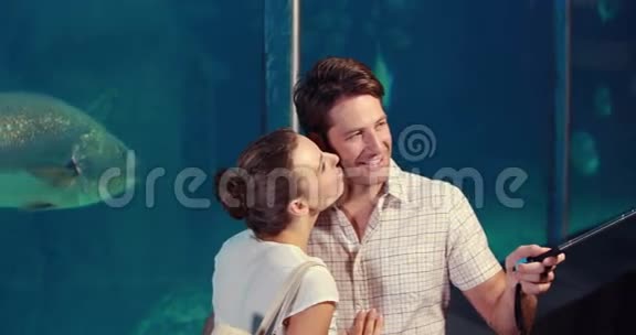 年轻夫妇在鱼缸前自拍视频的预览图