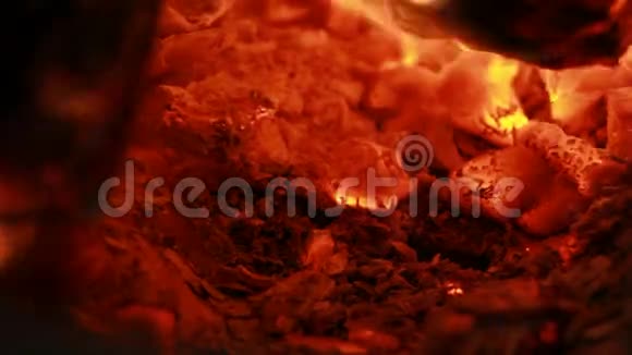 在燃烧的火焰中发光视频的预览图