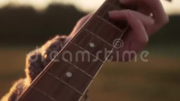 嬉皮女孩弹吉他黎明时戴墨镜的少女画像视频的预览图