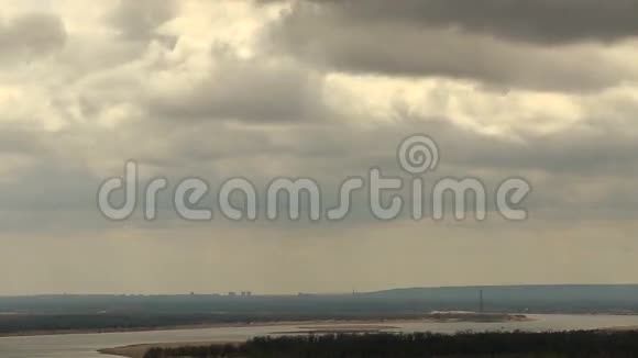 云层笼罩着伏尔加河视频的预览图