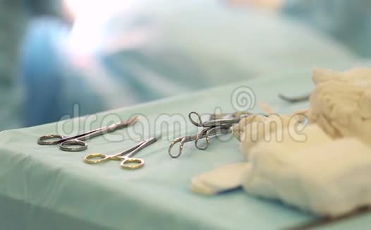 手术期间使用手术器械和纱布拭子的托盘视频的预览图