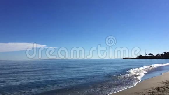 晴朗的天气非常平静的海岸视频的预览图