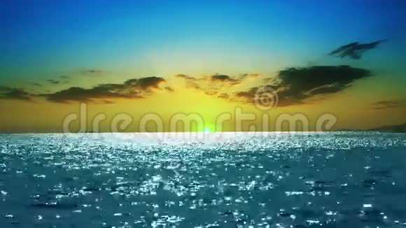 乌云密布的夕阳带着孤独的豪华船的轮廓视频的预览图