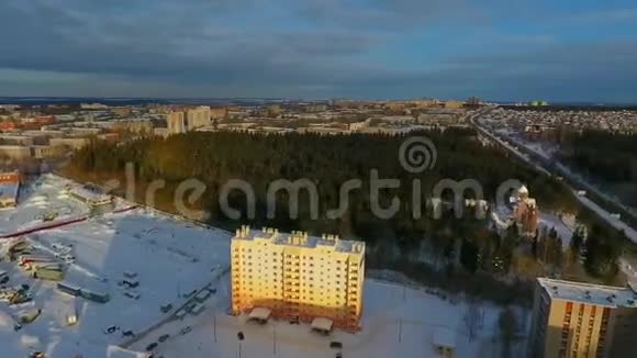 飞越冬天的城市视频的预览图