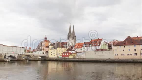 德国雷根斯堡的大教堂桥和中世纪大门视频的预览图