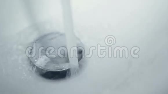 银水龙头滴水视频的预览图