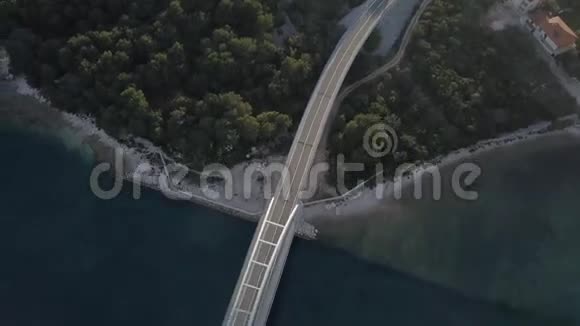 美丽的风景环绕着蓝色的大海桥与桥之间视频的预览图