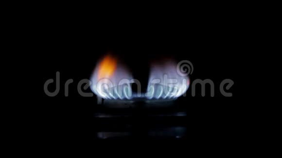 黑色背景上的气体火焰视频的预览图