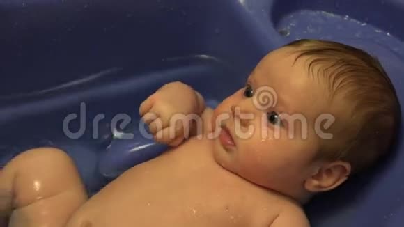 5个月老宝宝洗澡时间活动4K超高清分辨率视频的预览图