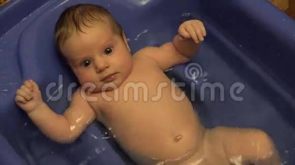2个月老宝宝洗澡时间活动4K超高清分辨率视频的预览图
