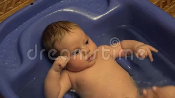 3个月老宝宝洗澡时间活动4K超高清分辨率视频的预览图