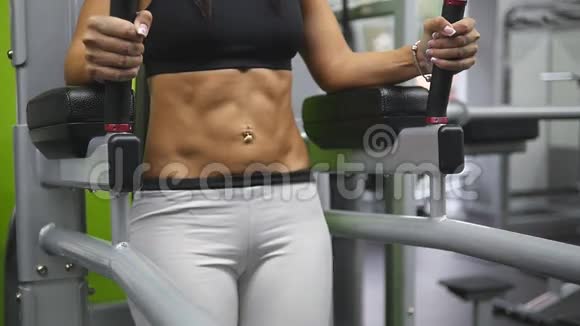 年轻强壮的女人穿着运动服在健身房锻炼腹部美丽的女性躯干视频的预览图