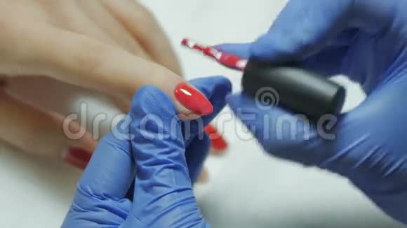 手法盖红色凝胶指甲油视频的预览图