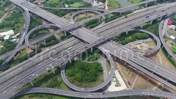 高速公路立交的空中景观运输概念片段视频的预览图