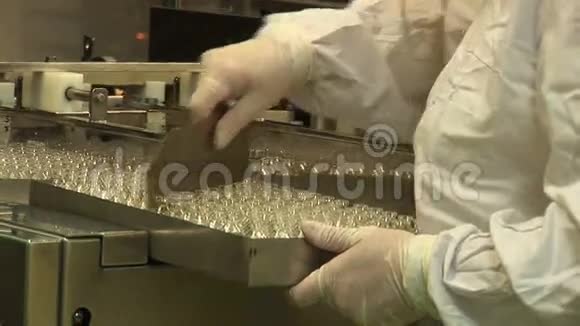 药品的自动化生产在输送线上安装玻璃容器视频的预览图