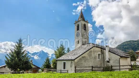 山地乡村景象教堂钟楼瓦尔德奥斯塔意大利视频的预览图