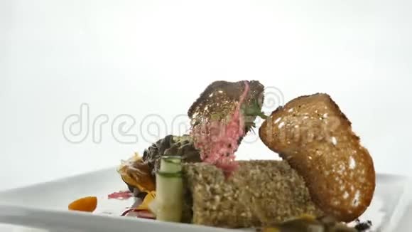 鲜果酱或棕色面包片糊状的美味小吃加焦糖糖沙拉蔬菜视频的预览图
