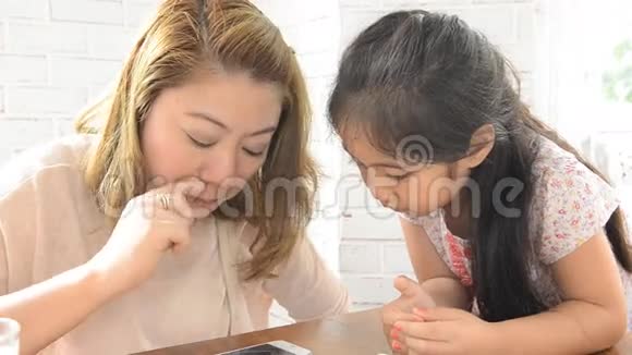 亚洲母女玩电子电话视频的预览图