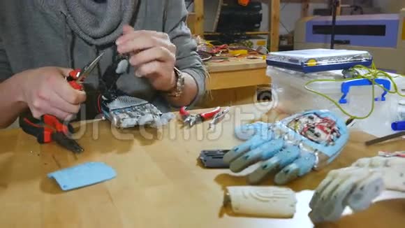 工程师装配创新的控制论仿生手臂高科技创新假肢视频的预览图