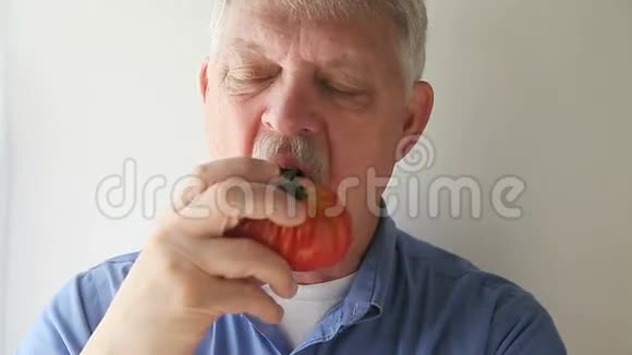 人吃传家宝番茄视频的预览图