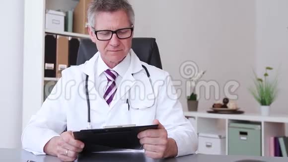 一位男性医生把拇指放下视频的预览图