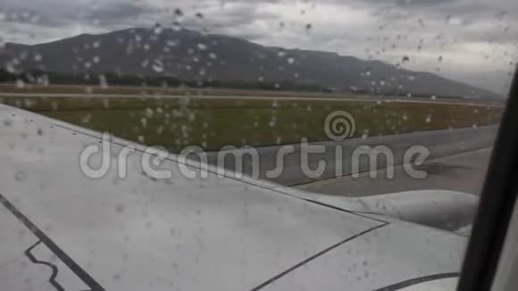 雨天跑道上的飞机视频的预览图