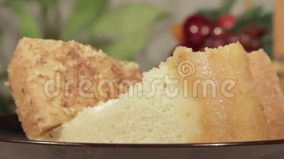带有香蕉层的温和海绵蛋糕自制节日甜点视频的预览图