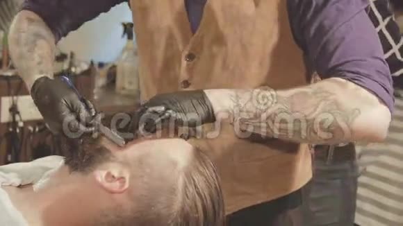 理发店胡须的剃须过程师父用老式直剃刀做一个理发胡须客户视频的预览图
