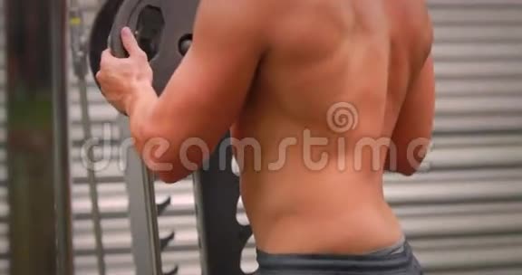 肌肉男把他的体重放在交叉健身馆视频的预览图