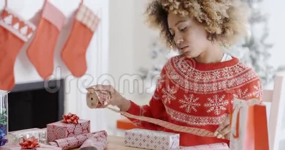 年轻漂亮的女人包圣诞礼物视频的预览图