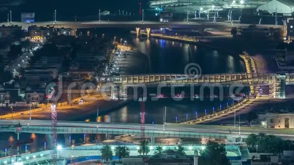 迪拜码头的空中蔬菜与购物中心餐厅塔楼和游艇夜间时间推移阿拉伯联合酋长国视频的预览图