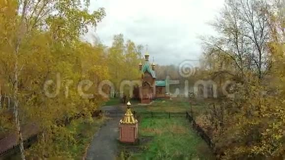 树林里的大型东正教教堂视频的预览图