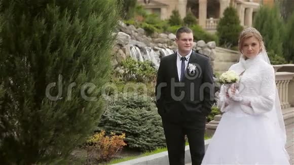 快乐的新娘和新郎摆姿势视频的预览图