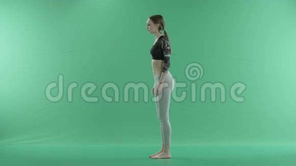 在绿色屏幕上做瑜伽姿势的女人视频的预览图