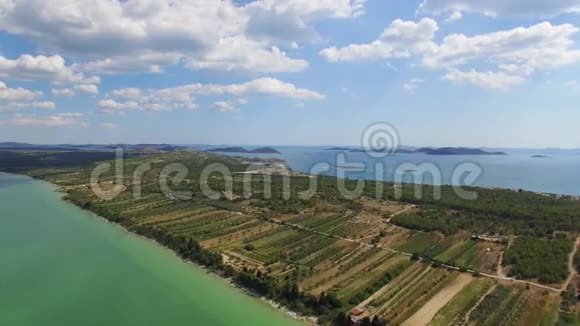 克罗地亚Vransko湖和景观鸟瞰图视频的预览图
