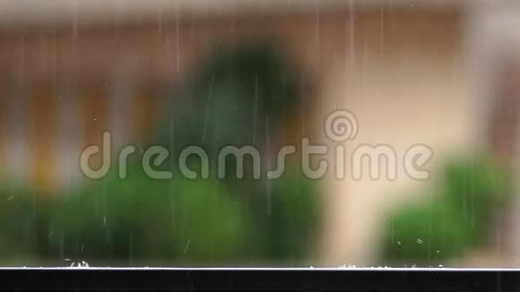雨滴落在阳台栏杆上的细节和溅水的慢动作视频的预览图