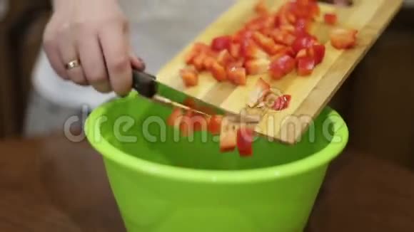一个年轻女子的双手特写把木板的果实放在绿色的碗里视频的预览图